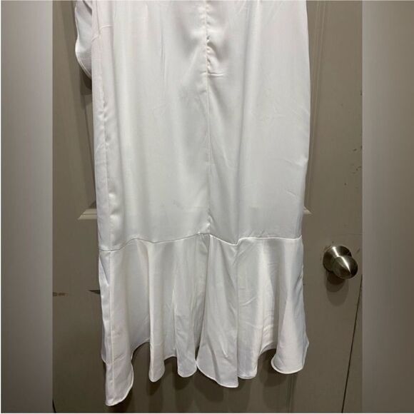 AmyLynn NWT V-neck Ruffle Midi Tea Dress White
Size Small - Picture 12 of 13